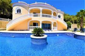 Villa de lujo de 4 dormitorios, en Calpe, con piscina privada y vistas espectaculares al mar,a solo 5 min. en coche de las fantásticas playas de Calpe.