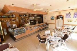 A restaurant for sale on second line of the beach in Calpe, In full operation, with licence and double fume extraction, just 50 m distance to the beach.