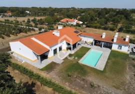 Farm of 8500m2 with t6 single bedroom villa and swimming pool | Évora