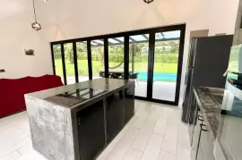 Hidden Gem!! 4 bedrooms house with a pool