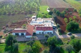 House T5 plus 3 independent T2 apartments, located in Tunes - Algarve