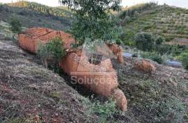 Land with ruin with half a hectare in Monchique