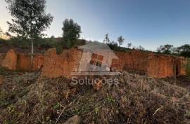 Land with ruin with half a hectare in Monchique
