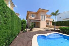 Beautiful villa with pool, garden and sea view in Puig de Ros