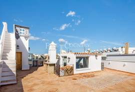Olhão, charming, renovated town house with 5 bedrooms, large roof terrace and sea views.