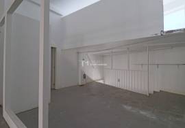 Shop with 221m2 in São João da Madeira