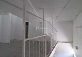 Shop with 221m2 in São João da Madeira