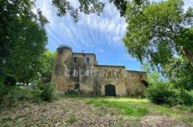 Dpt Gard (30), à vendre dans le Gard, propriété viticole en AOP Côtes du Rhône sur 25 hectares avec Château du XVème siècle