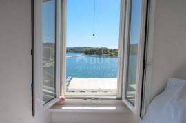 ISLAND OF CRES, TOWN OF CRES 3 bedrooms with enchanting views FIRST ROW TO THE SEA