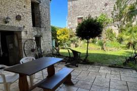€148950 - Town House With Beautiful Gardens And Independent Apartment