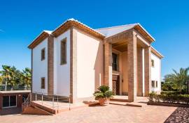 4 Bedrooms - Villa - For Sale