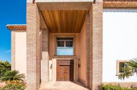 4 Bedrooms - Villa - For Sale