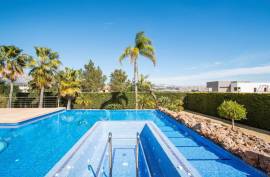 4 Bedrooms - Villa - For Sale