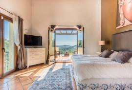 6 Bedrooms - Villa - For Sale