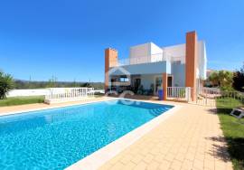 Comfortable T4 House with Pool and Views to Nature and Mountains, in Pêra, 10 Min. of the beaches