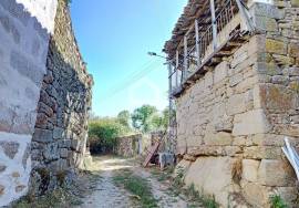 Rustic house with land for restoration 10 minutes from the city center of Chaves