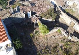 Rustic house with land for restoration 10 minutes from the city center of Chaves
