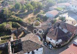 Rustic house with land for restoration 10 minutes from the city center of Chaves