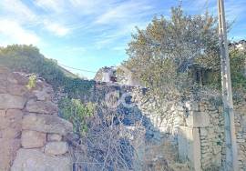 Rustic house with land for restoration 10 minutes from the city center of Chaves