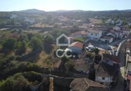 Rustic house with land for restoration 10 minutes from the city center of Chaves