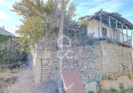 Rustic house with land for restoration 10 minutes from the city center of Chaves