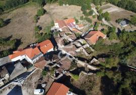 Rustic house with land for restoration 10 minutes from the city center of Chaves