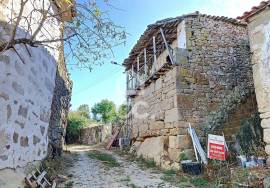 Rustic house with land for restoration 10 minutes from the city center of Chaves