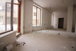35 sq. m. brIght offIce wIth large dIsplay wIndows In of Ruse cIty