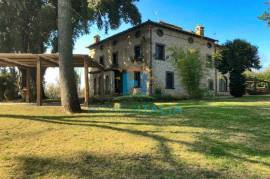 Splendid XVI century villa with pool