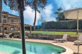 Splendid XVI century villa with pool