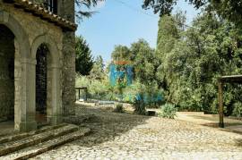 Splendid XVI century villa with pool