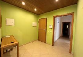 Spacious 3 bedroom apartment with private parking