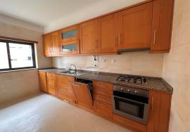 Spacious 3 bedroom apartment with private parking
