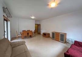 Spacious 3 bedroom apartment with private parking