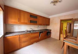 Spacious 3 bedroom apartment with private parking