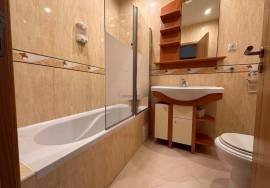 Spacious 3 bedroom apartment with private parking