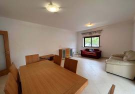 Spacious 3 bedroom apartment with private parking