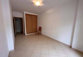 Spacious 3 bedroom apartment with private parking