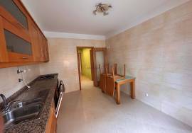 Spacious 3 bedroom apartment with private parking