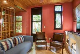 Live In The Lap Of Luxury