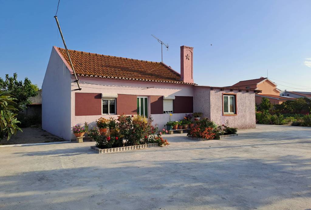 Excellent 4 Bed Property With Land For Sale in Setubal