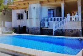 Excellent 4 Bed Villa For Sale in Pinar de Campoverde Alicante