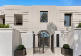 Luxury 3 Bed Apartment for Sale in Melbourne