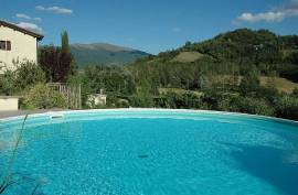 Stunning 8 Bedroom Farmhouse And Vineyard For Sale in Gualdo Tadino Umbria