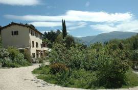Stunning 8 Bedroom Farmhouse And Vineyard For Sale in Gualdo Tadino Umbria