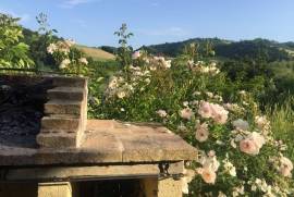 Stunning 8 Bedroom Farmhouse And Vineyard For Sale in Gualdo Tadino Umbria