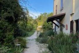 Stunning 8 Bedroom Farmhouse And Vineyard For Sale in Gualdo Tadino Umbria