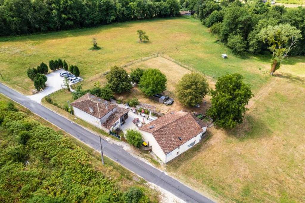 Stunning 4 bed Villa With Separate 3 bed Gite For Sale in Combiers Charente