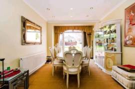 Stunning 4 Bed Semi Detached House For Sale in Pinner Middlesex United