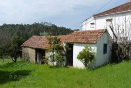 Stone cottage with a garden to renovate in Vila Facaia, Pedrogao Grande